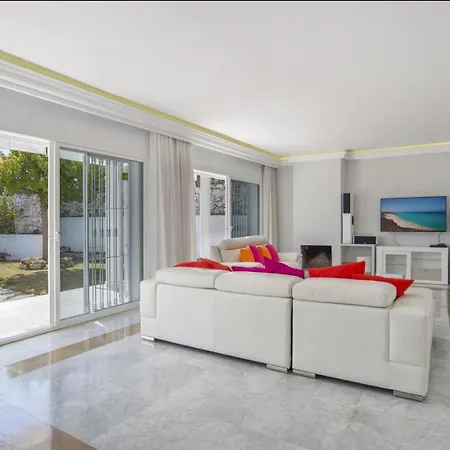 Vila Elegant Retreat With Lush Gardens