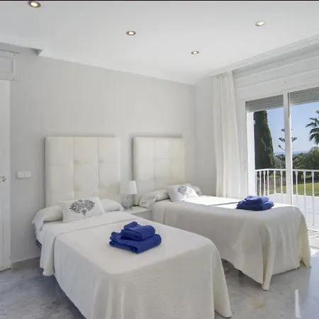 Vila Elegant Retreat With Lush Gardens