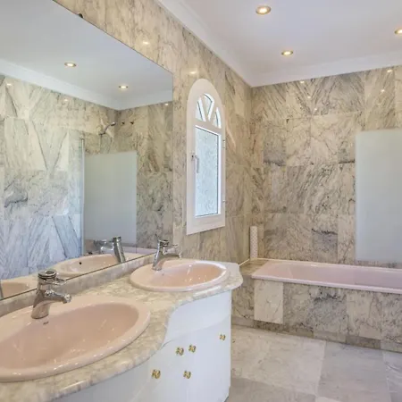 Elegant Retreat With Lush Gardens Vila *