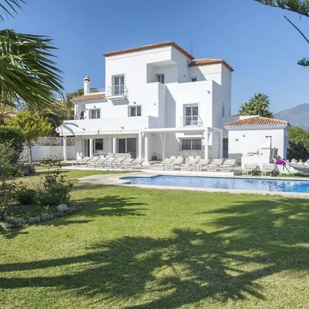 Elegant Retreat With Lush Gardens ماربيا