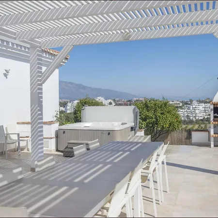 Elegant Retreat With Lush Gardens فيلة