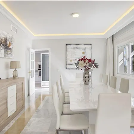 فيلة Elegant Retreat With Lush Gardens *