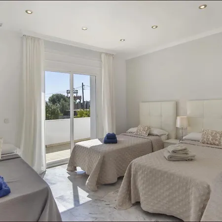 Elegant Retreat With Lush Gardens ماربيا