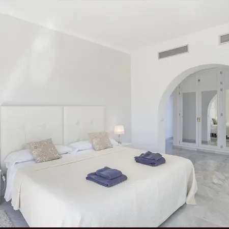 فيلة Elegant Retreat With Lush Gardens