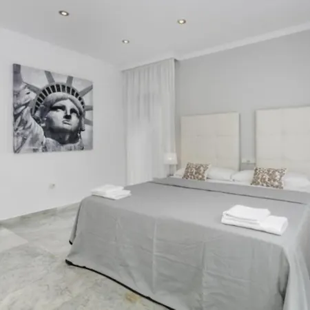 Elegant Retreat With Lush Gardens فيلة *