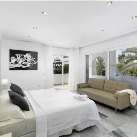 Elegant Retreat With Lush Gardens