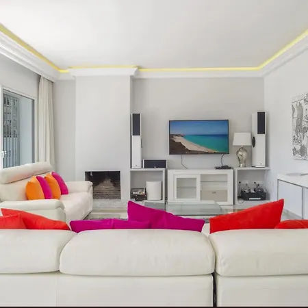 Elegant Retreat With Lush Gardens فيلة