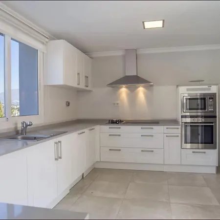 Elegant Retreat With Lush Gardens