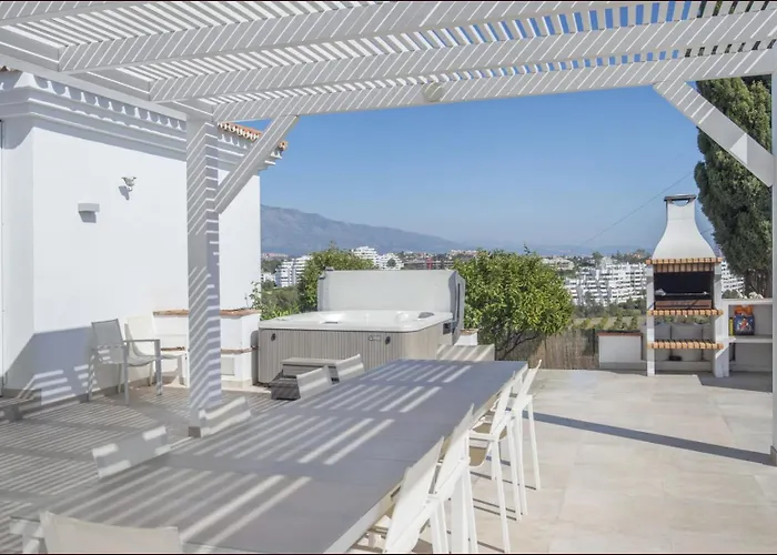 Elegant Retreat With Lush Gardens Willa