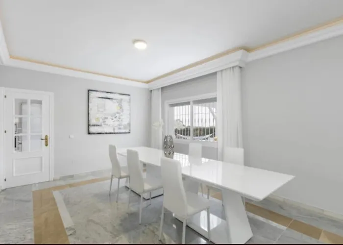 Willa Elegant Retreat With Lush Gardens *