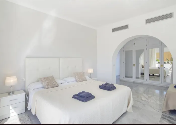 Willa Elegant Retreat With Lush Gardens