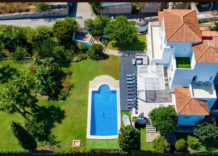 Elegant Retreat With Lush Gardens