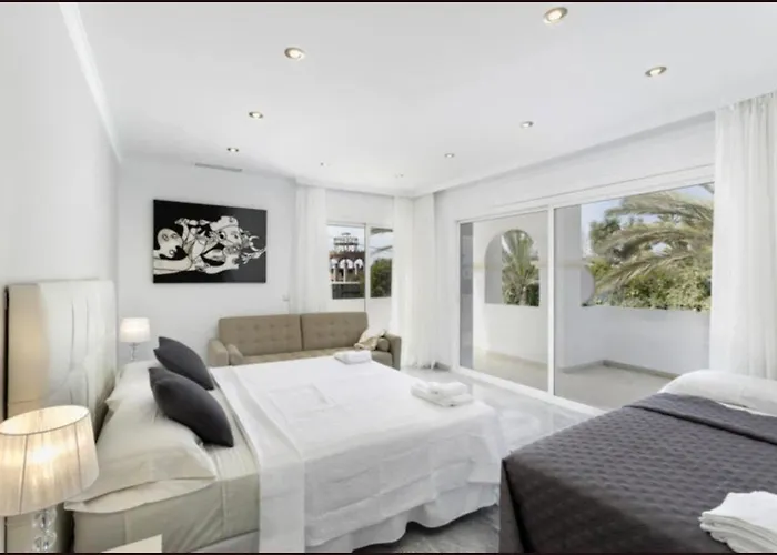 Elegant Retreat With Lush Gardens Willa *