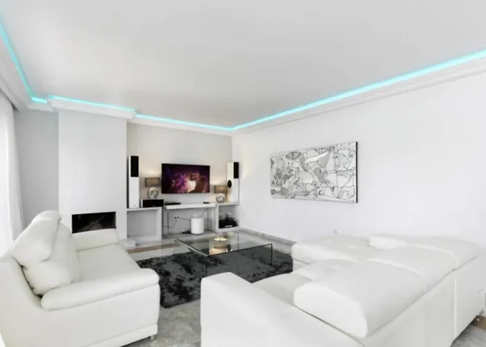 Elegant Retreat With Lush Gardens Willa *