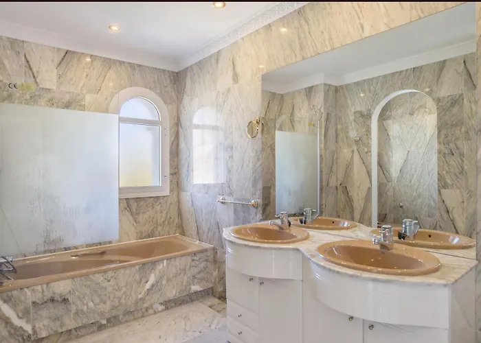 Elegant Retreat With Lush Gardens *