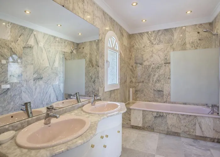 Elegant Retreat With Lush Gardens Willa *