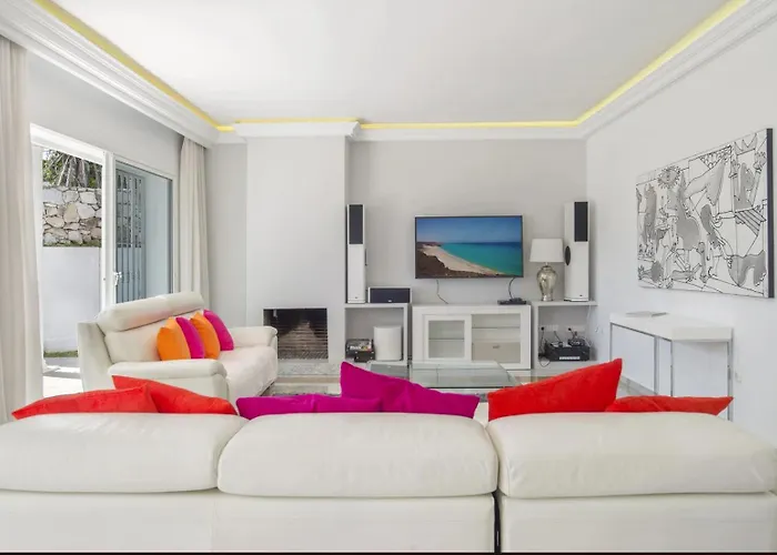 Elegant Retreat With Lush Gardens Willa