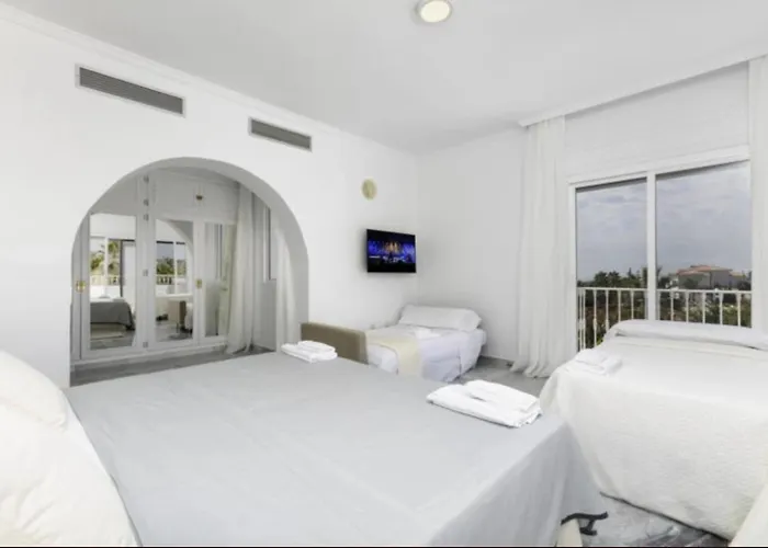 Elegant Retreat With Lush Gardens Willa