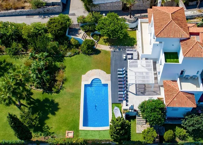 Elegant Retreat With Lush Gardens *