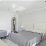 빌라 Elegant Retreat With Lush Gardens *