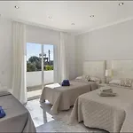 Elegant Retreat With Lush Gardens 마르베야