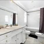 Elegant Retreat With Lush Gardens 빌라 *