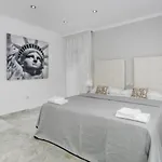 Elegant Retreat With Lush Gardens 빌라 *