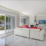 빌라 Elegant Retreat With Lush Gardens