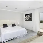 빌라 Elegant Retreat With Lush Gardens *