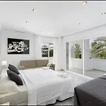 Elegant Retreat With Lush Gardens 빌라 *