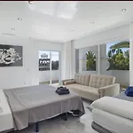 Elegant Retreat With Lush Gardens 빌라 *