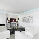 Elegant Retreat With Lush Gardens 빌라 *