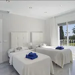 빌라 Elegant Retreat With Lush Gardens