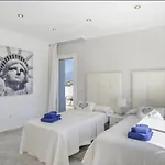 Elegant Retreat With Lush Gardens 빌라 *