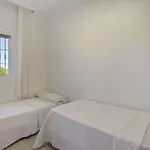 Elegant Retreat With Lush Gardens 빌라 *