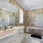 빌라 Elegant Retreat With Lush Gardens