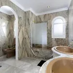 Elegant Retreat With Lush Gardens 빌라