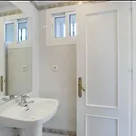 Elegant Retreat With Lush Gardens 빌라
