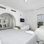 Elegant Retreat With Lush Gardens 빌라