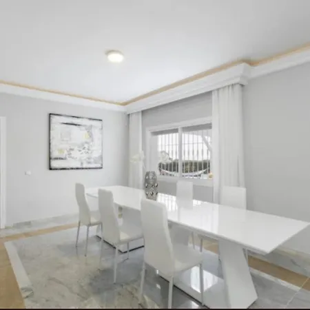 Villa Elegant Retreat With Lush Gardens *