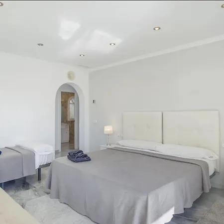 Villa Elegant Retreat With Lush Gardens *