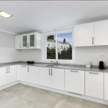 Villa Elegant Retreat With Lush Gardens *