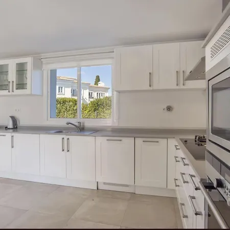 Villa Elegant Retreat With Lush Gardens *