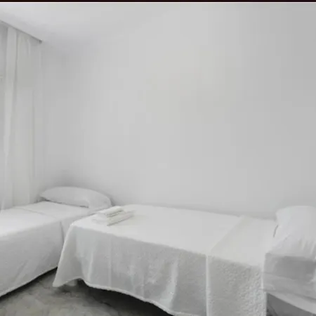 Villa Elegant Retreat With Lush Gardens