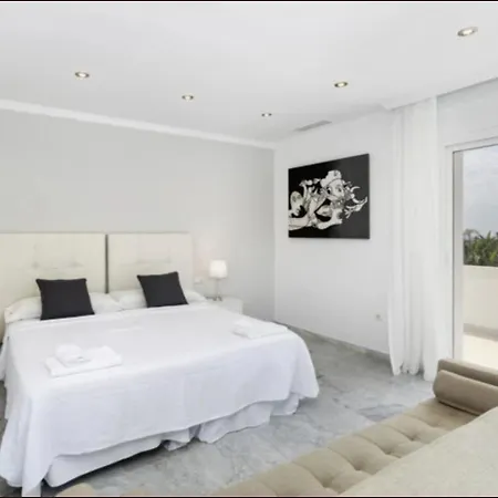 Villa Elegant Retreat With Lush Gardens *