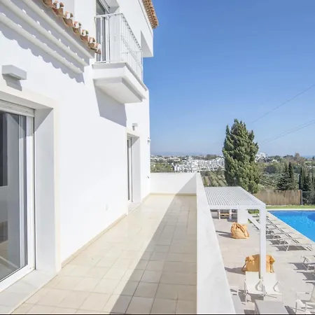 Elegant Retreat With Lush Gardens