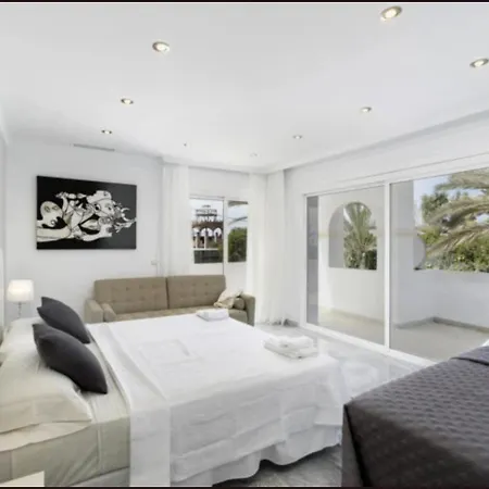 Elegant Retreat With Lush Gardens Villa *