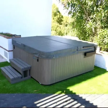 Villa Elegant Retreat With Lush Gardens