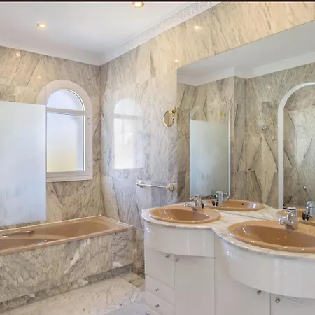 Elegant Retreat With Lush Gardens *