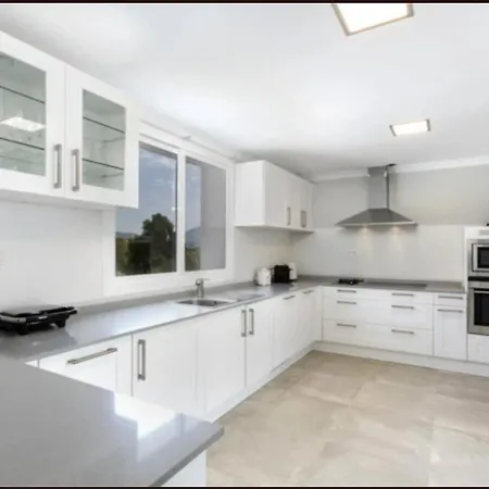 Elegant Retreat With Lush Gardens *